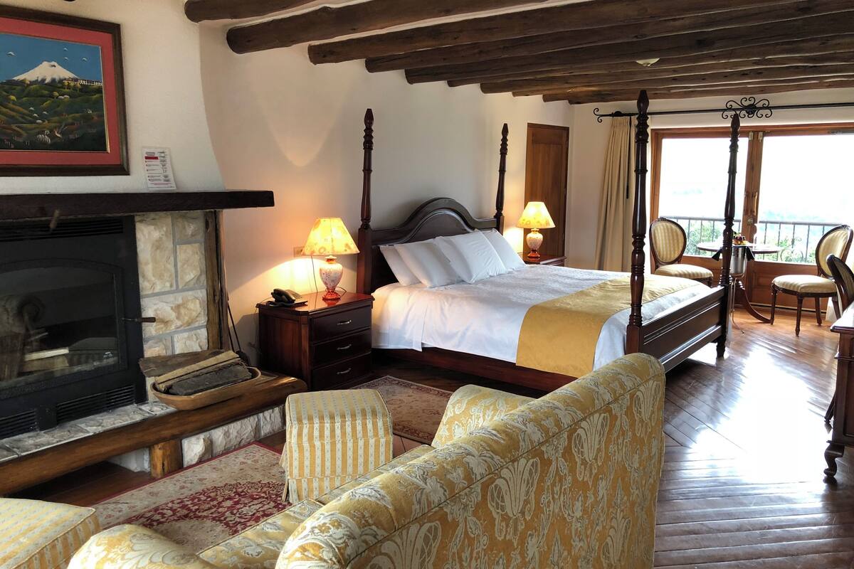 single room, 1 king bed | premium bedding, in-room safe, iron/ironing board, rollaway beds