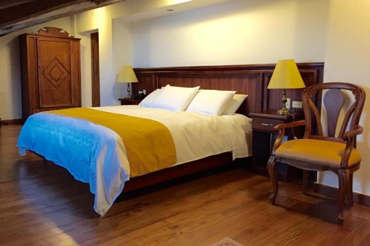 Habitación familiar, vista a la montaña | Ropa de cama de alta calidad y caja de seguridad en la habitación 