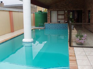 Piscina externa, espreguiçadeiras