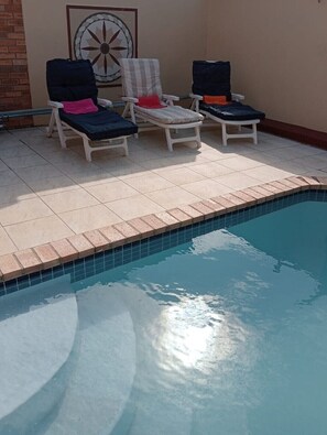 Outdoor pool, sun loungers - Sundays Mouth Guesthouse (Colchester)