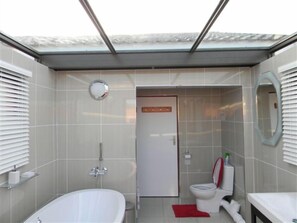 Appartement, 2 chambres (Sundays River Mouth) | Salle de bain | Baignoire relaxante profonde, articles de toilette gratuits