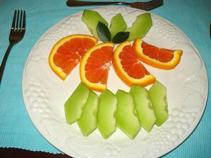 Une assiette avec des tranches de fruits disposées en motif.