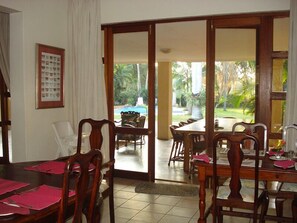 Café da manhã inglês todos os dias mediante uma taxa