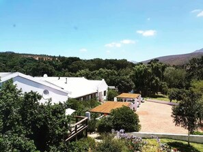 Zona residencial con casas blancas, un porche cubierto y un camino de entrada para un vehículo.
