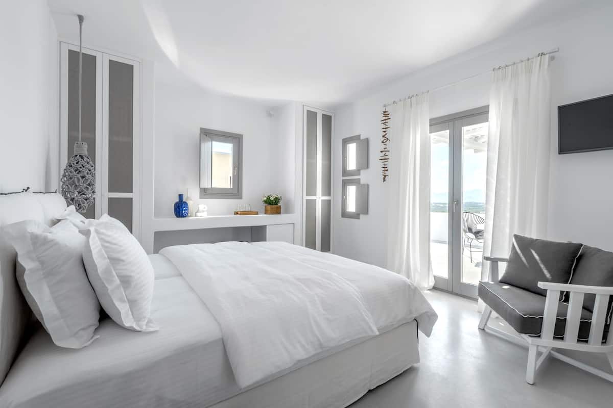 Executive tweepersoonskamer, uitzicht op zee | Een kluis op de kamer, een bureau, geluiddichte muren, gratis babybedden