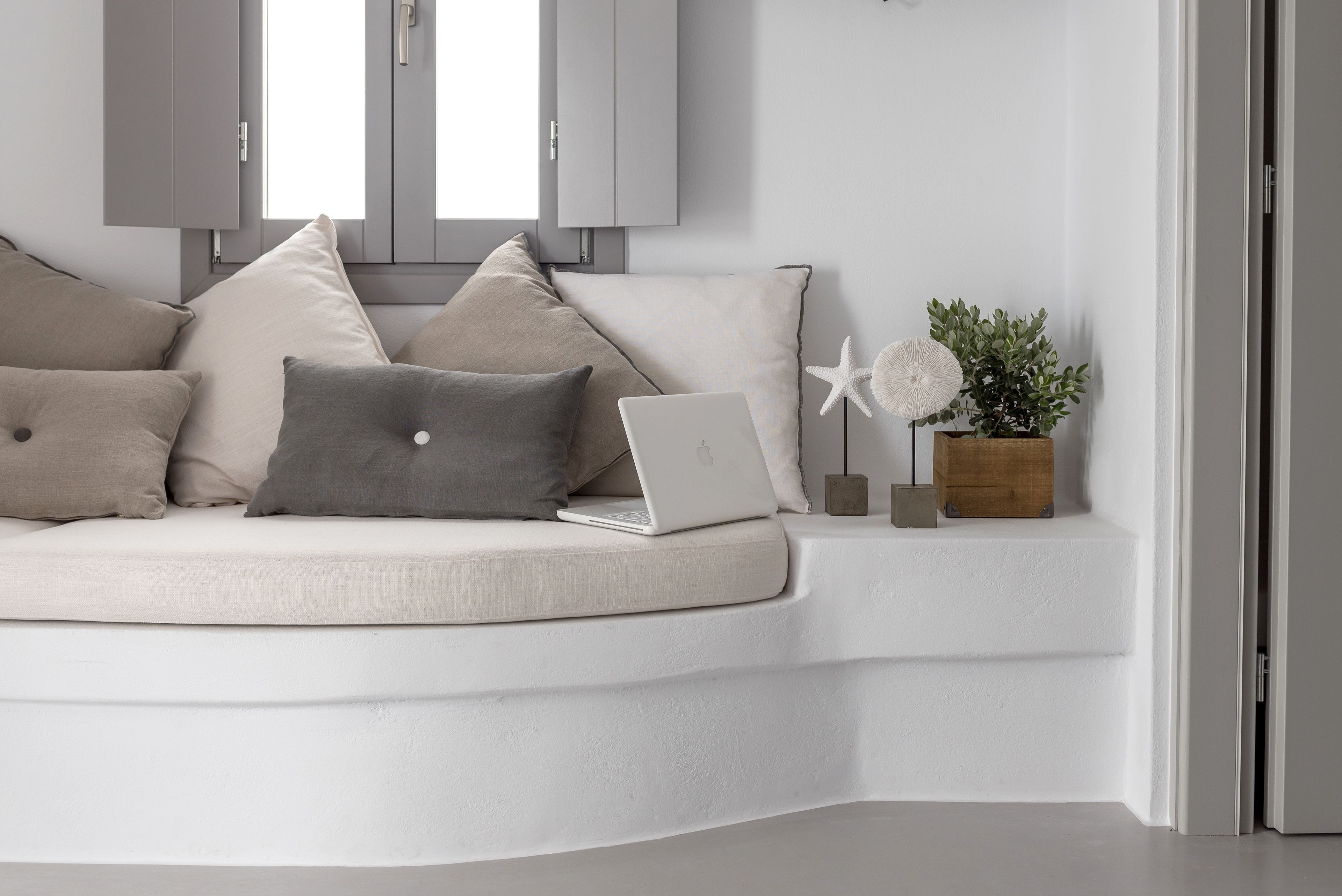 deluxe suite, sea view | living area | flat-screen tv