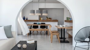 Un interior moderno con comedor, cocina y sala de estar.