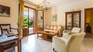 Villa, 2 habitaciones, alberca privada | Sala de estar | Televisión de pantalla plana, chimenea y reproductor de DVD
