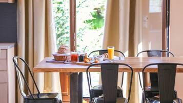 Villa, 3 Bedrooms, Private Pool, Garden Area | In-room dining