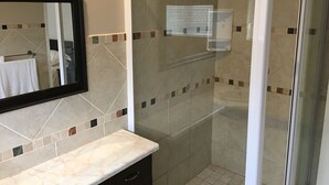 Family Room | Bathroom - MeTime Self Catering Accommodation (Mossel Bay)