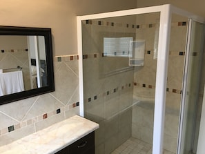 Family Room | Bathroom - MeTime Self Catering Accommodation (Mossel Bay)