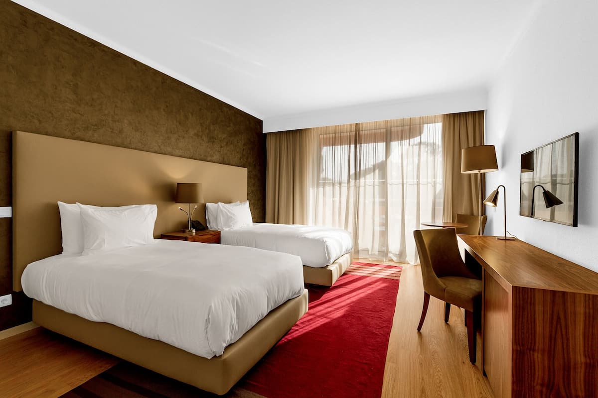 Garden Room Pine View | Minibar, in-room safe, desk, blackout curtains