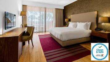 Tweepersoonskamer (Pine View) | Een minibar, een kluis op de kamer, een bureau, verduisterende gordijnen