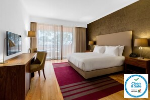 雙人房 (Pine View) | 迷你吧、客房內保險箱、書桌、遮光布/窗簾