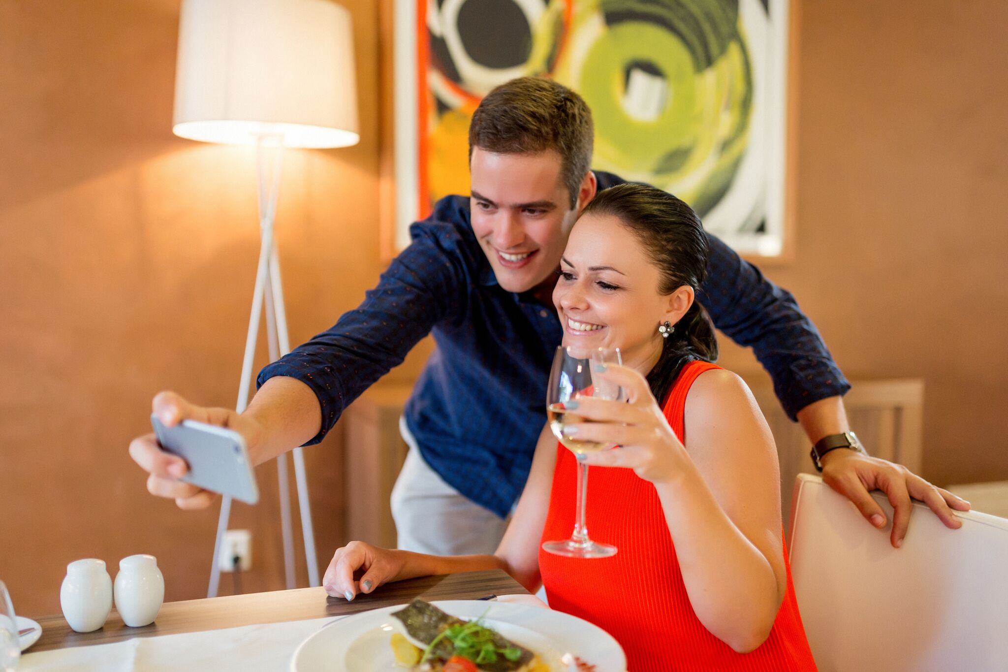 S'hi serveixen esmorzars, dinars, sopars i plats de cuina internacional 