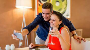 Melayani sarapan dan makan siang dengan sajian masakan internasional