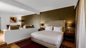 Familienzimmer, Poolblick | Minibar, Zimmersafe, Schreibtisch, Verdunkelungsvorhänge