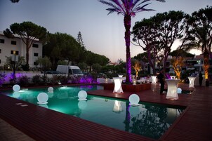 室外游泳池，日光浴躺椅