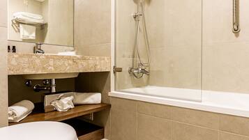 Un baño moderno con ducha, inodoro y lavamanos.