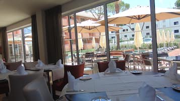 Se sirven desayunos, comidas, cenas y cocina internacional