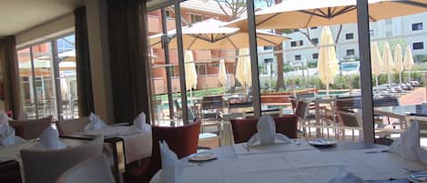Serveert ontbijt, lunch, diner, internationale gerechten