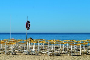 Nálægt ströndinni, hvítur sandur, ókeypis strandrúta, strandskálar