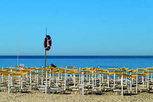 Una playa cerca, arena blanca, traslado desde/hacia la playa gratis