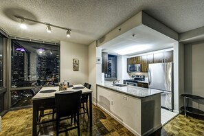 Großer Kühlschrank, Mikrowelle, Ofen, Herdplatte