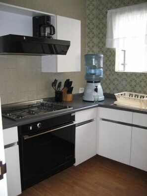 Deluxe Suite, 2 Bedrooms | Private kitchen | Full-size fridge, microwave, oven, stovetop