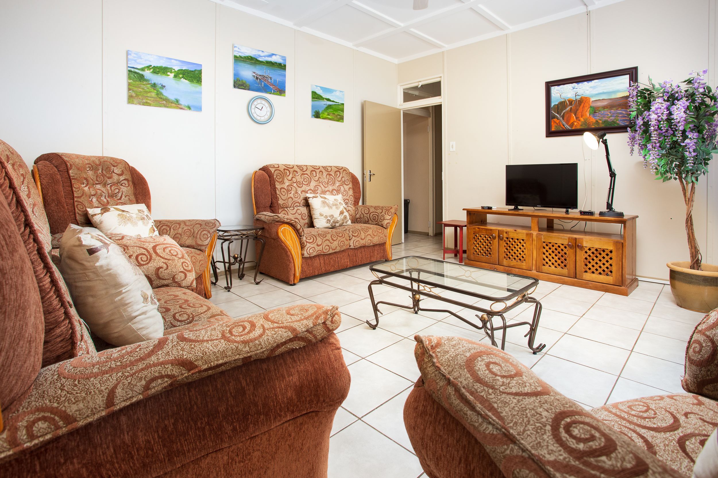 Standard Apartment (Suikerbekkie) | Living room | TV