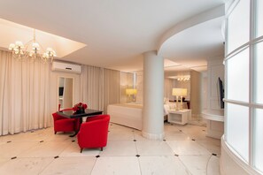 总统开间套房 | 迷你吧、遮光窗帘、免费 WiFi、床单