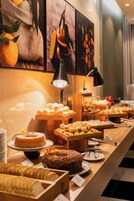 Café da manhã com buffet grátis todos os dias