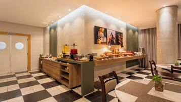 Café da manhã com buffet grátis todos os dias