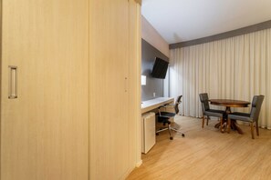 Phòng đôi Cao cấp | Minibar, màn/rèm cản sáng, truy cập Internet không dây miễn phí 