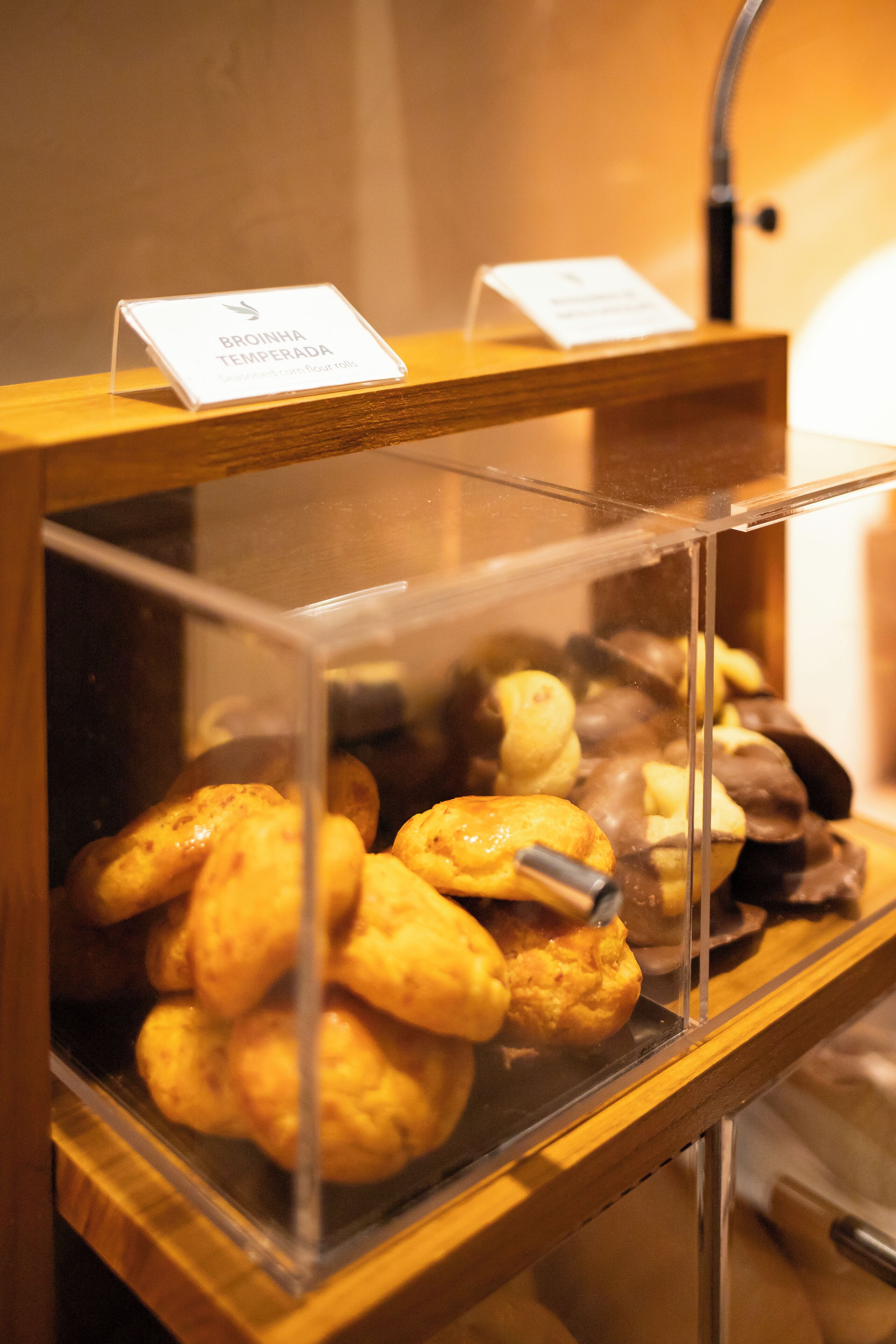 Une vitrine remplie de diverses pâtisseries, notamment du pain et des viennoiseries, dans une boulangerie.