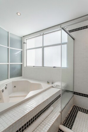 Presidentiële studio suite | Badkamer | Een douche, gratis toiletartikelen, een bidet, handdoeken