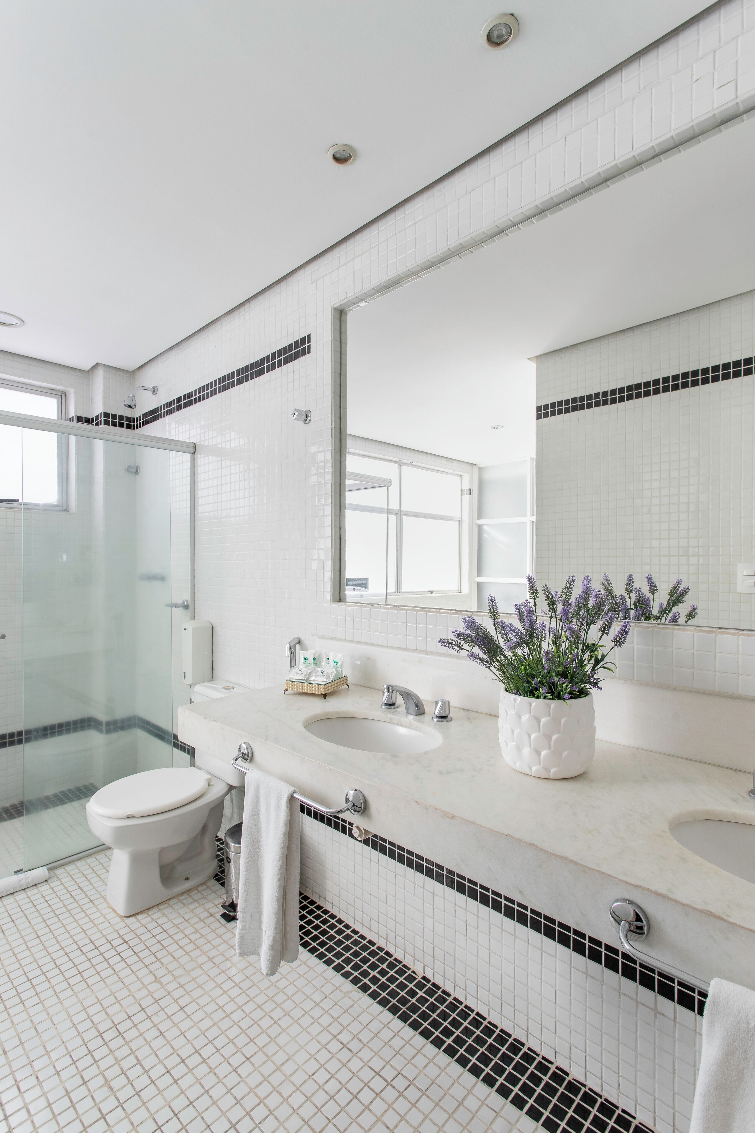 Presidentiële studio suite | Badkamer | Een douche, gratis toiletartikelen, een bidet, handdoeken