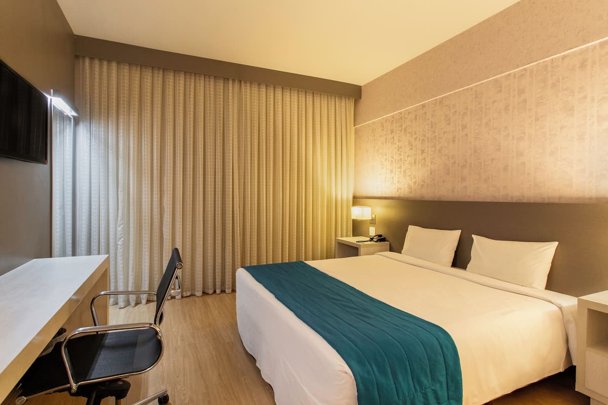 Shower, free toiletries, bidet, towels