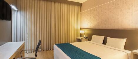 Shower, free toiletries, bidet, towels