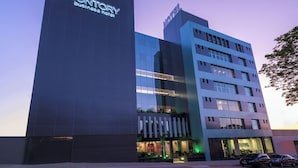 Moderni rakennus, jonka julkisivussa on suuri, huomiota herättävä kyltti, jossa lukee: ”SUNTORY Business Hotel”.