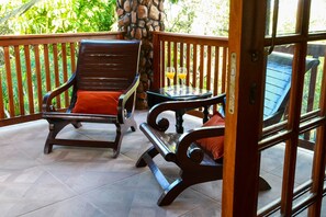 Suite de lujo, vista al jardín | Balcón