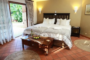 Premium bedding, down duvets, pillow-top beds, minibar - Woodlands Guest House Hazyview (Mbombela)