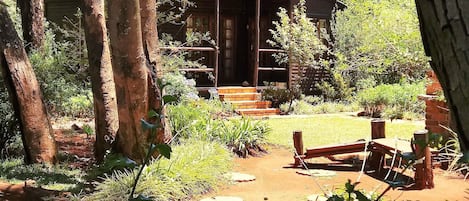 Chalet Romantis, 1 kamar tidur, Bebas Asap Rokok, pemandangan kebun | Teras/patio