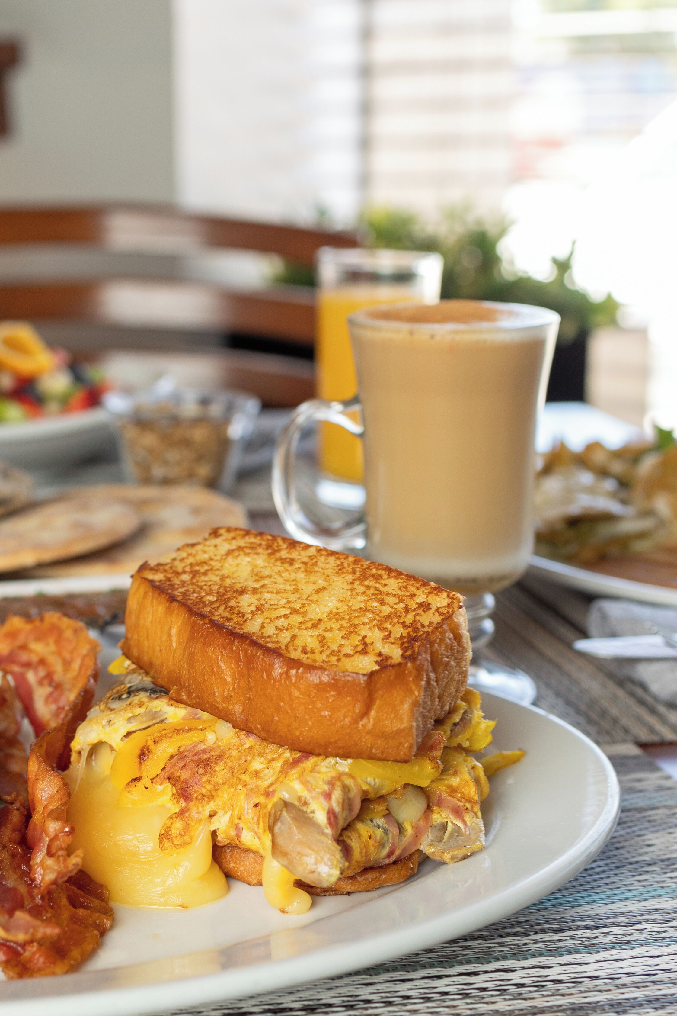 lunch and dinner served, international cuisine