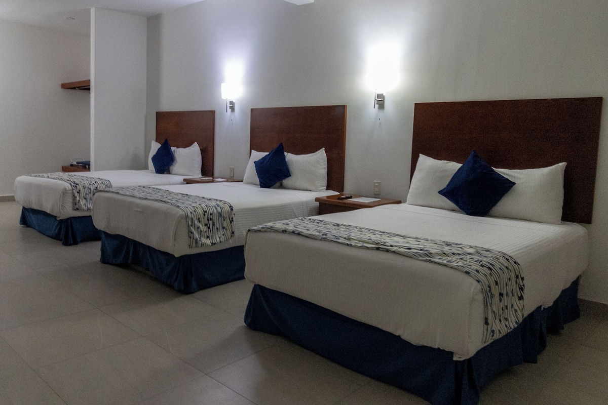 Kamar Double Standar | Brankas, meja kerja, dan setrika/meja setrika