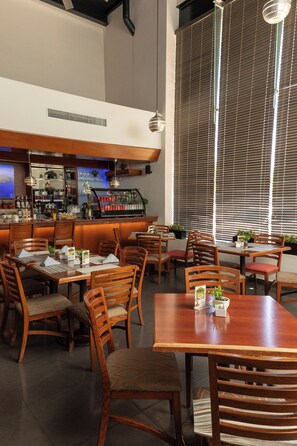 Lunch and dinner served, international cuisine