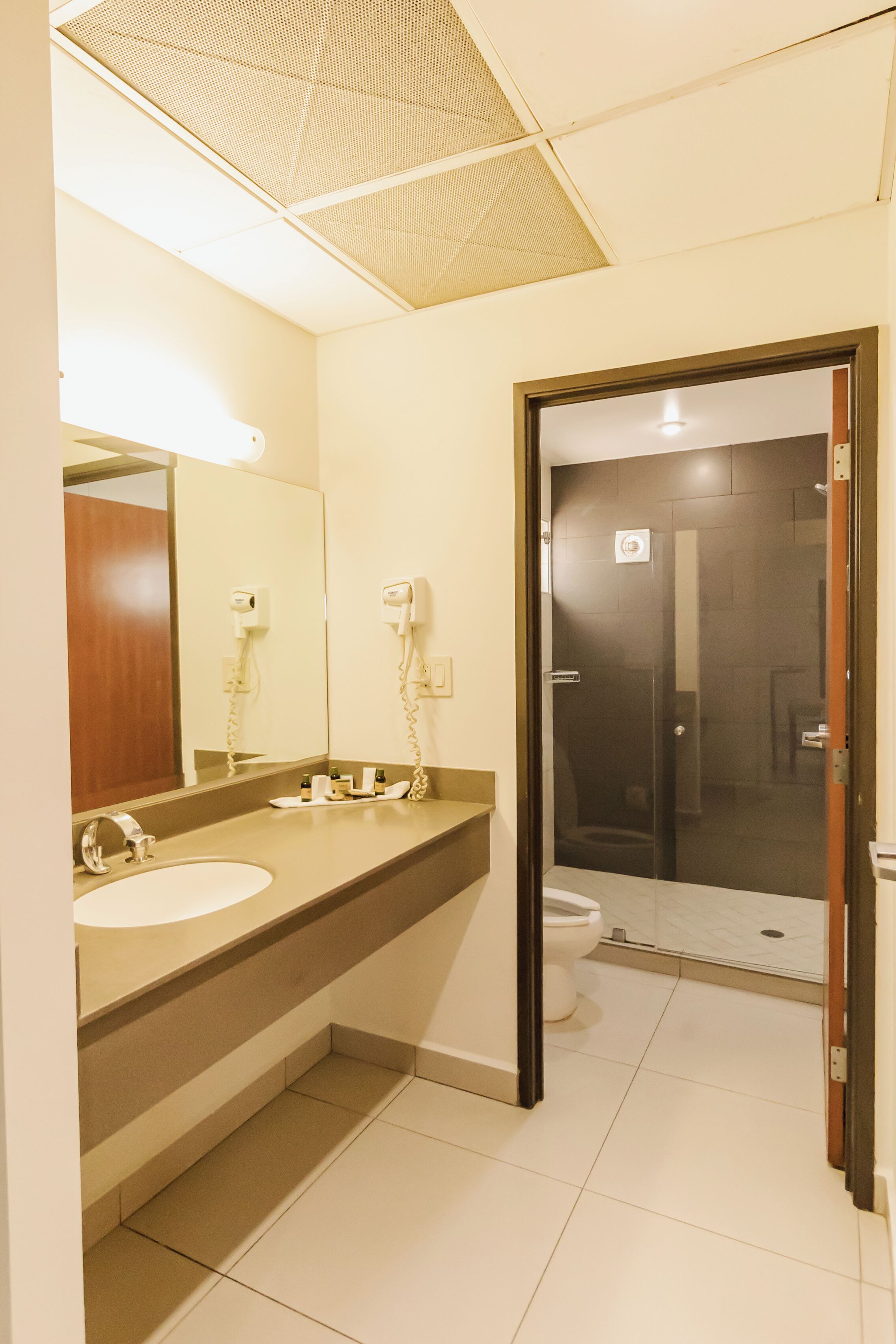 standard double room | bathroom | shower, free toiletries, hair dryer, towels