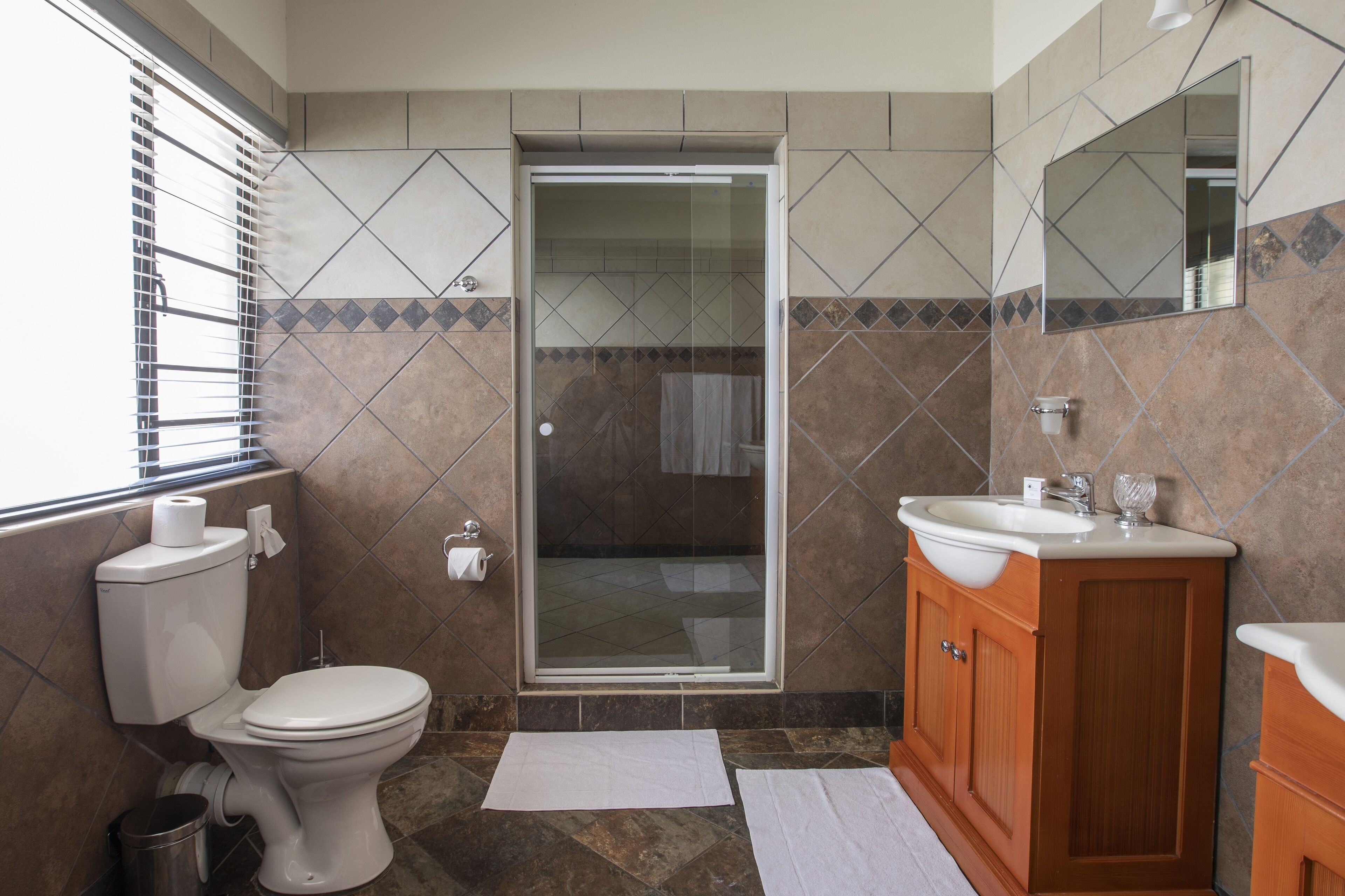 Ein Badezimmer mit Toilette, Waschbecken und Dusche.