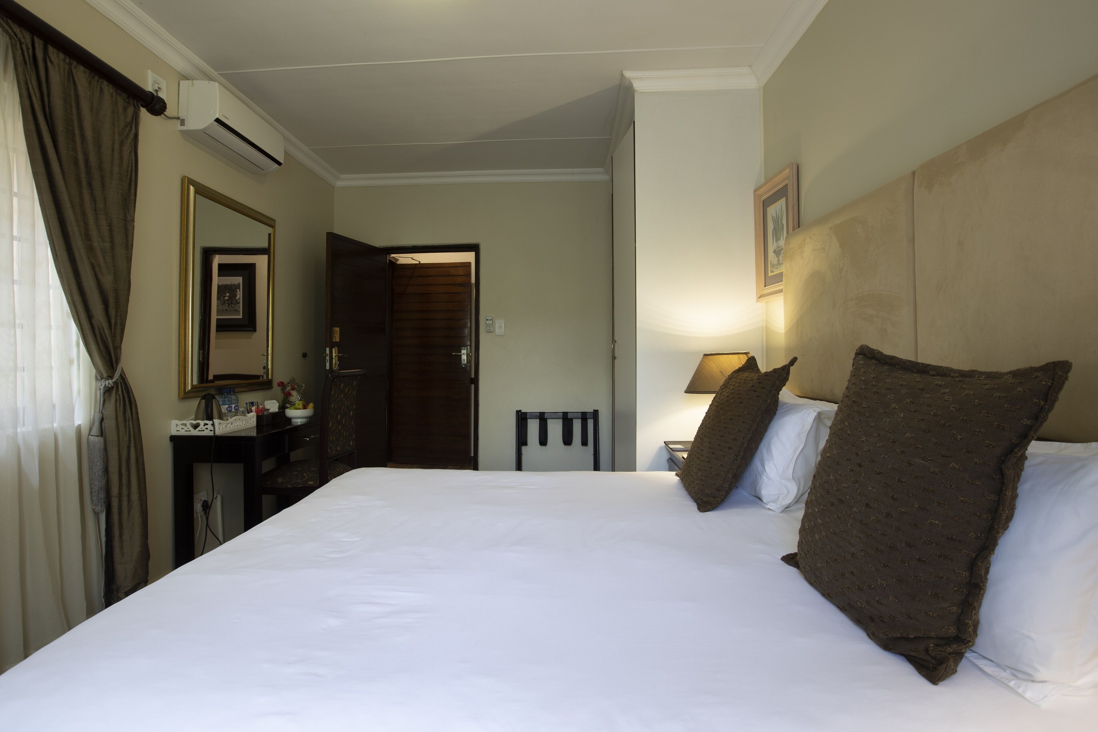  Room 1  - Standard Double Room | Safe på rommet, individuelt dekorert, individuelt innredet og skrivebord