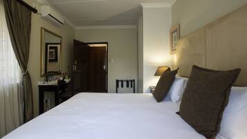 Room 1 - Standard Double Room | Safe på rommet, individuelt dekorert, individuelt innredet og skrivebord